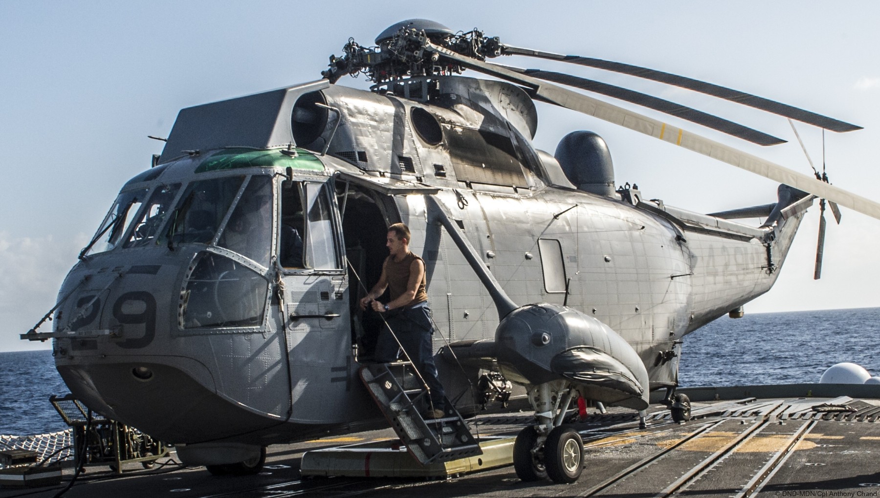 ch-124 sea king royal canadian navy sikorsky naval helicopter rcaf hmcs squadron 37