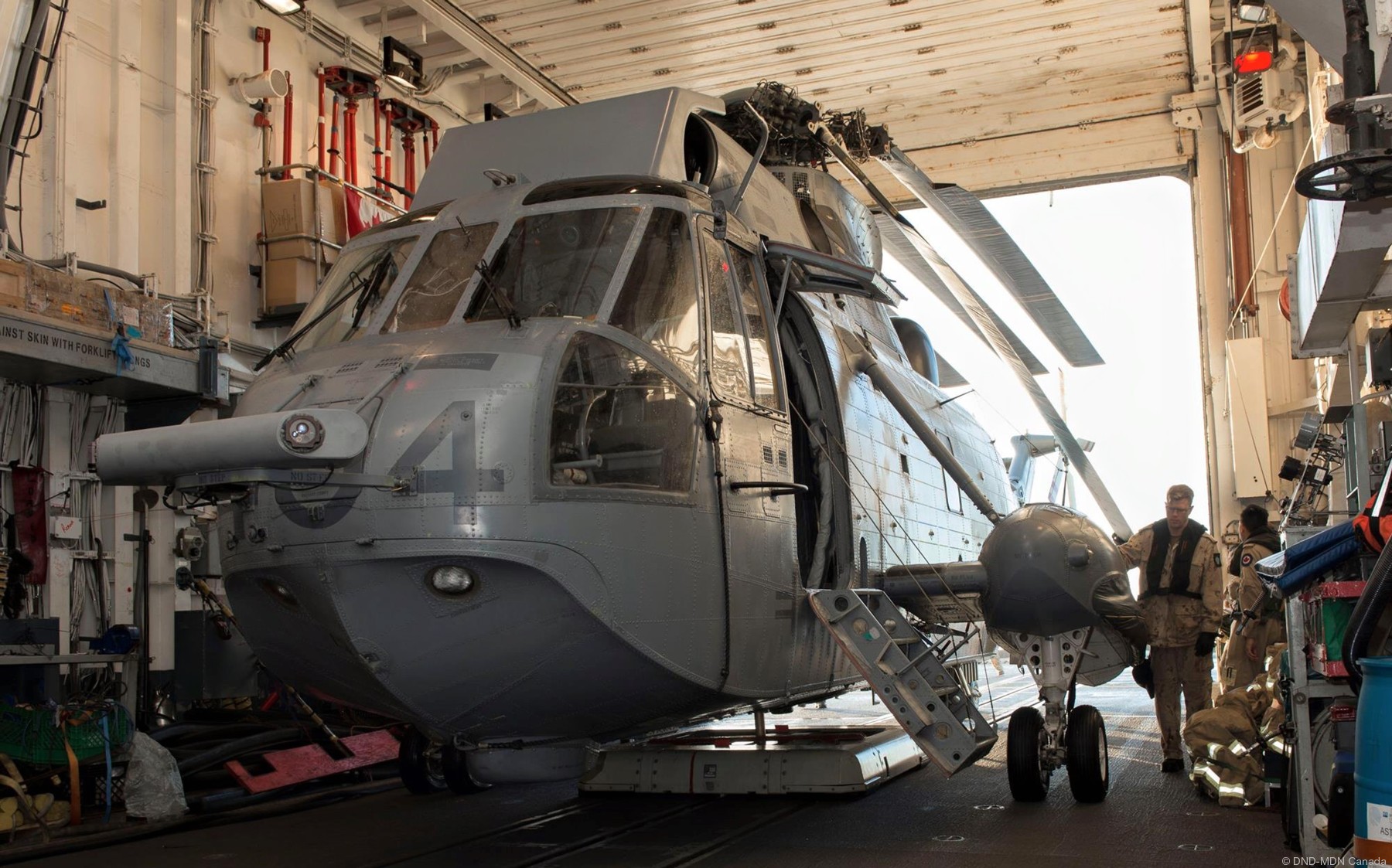 ffh-339 hmcs charlottetown halifax class helicopter patrol frigate ncsm royal canadian navy 17 sikorsky ch-124 sea king hangar