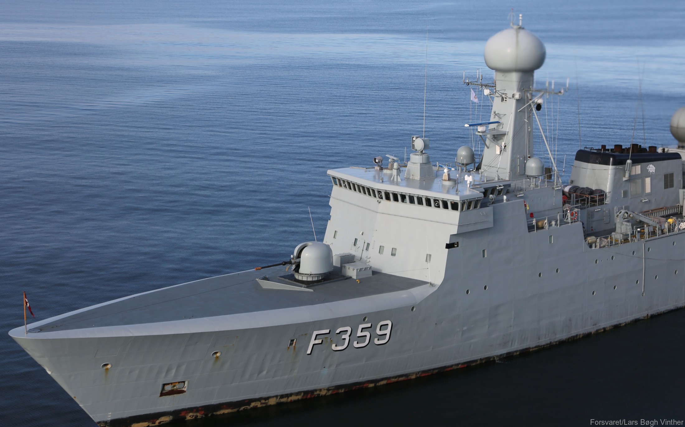 f-359 hdms vaedderen thetis class ocean patrol frigate royal danish navy kongelige danske marine kdm inspektionsskibet 06 oto melara 76/62 gun