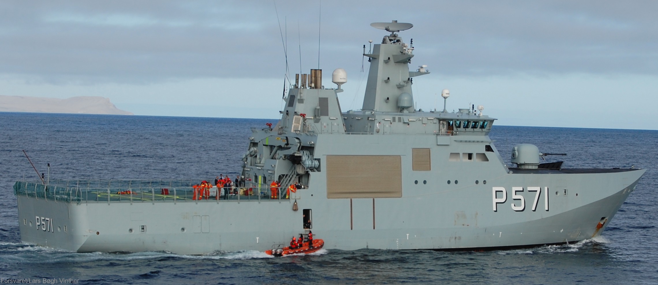 p-571 hdms ejnar mikkelsen knud rasmussen class offshore patrol vessel opv royal danish navy inspektionsfartøj 38