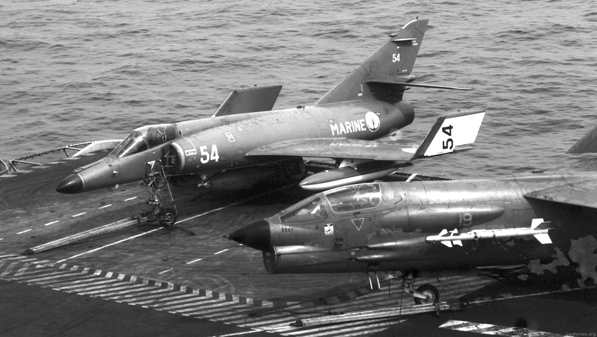 r-98 fs clemenceau aircraft carrier french navy marine nationale 09 dassault super etendard vought f-8e(fn) crusader