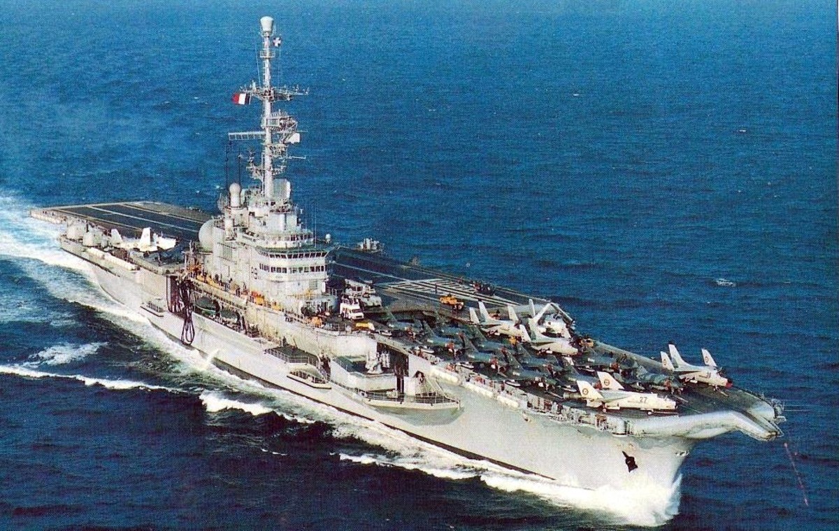 r-98 fs clemenceau aircraft carrier porte-avions french navy marine nationale 12 arsenal de brest