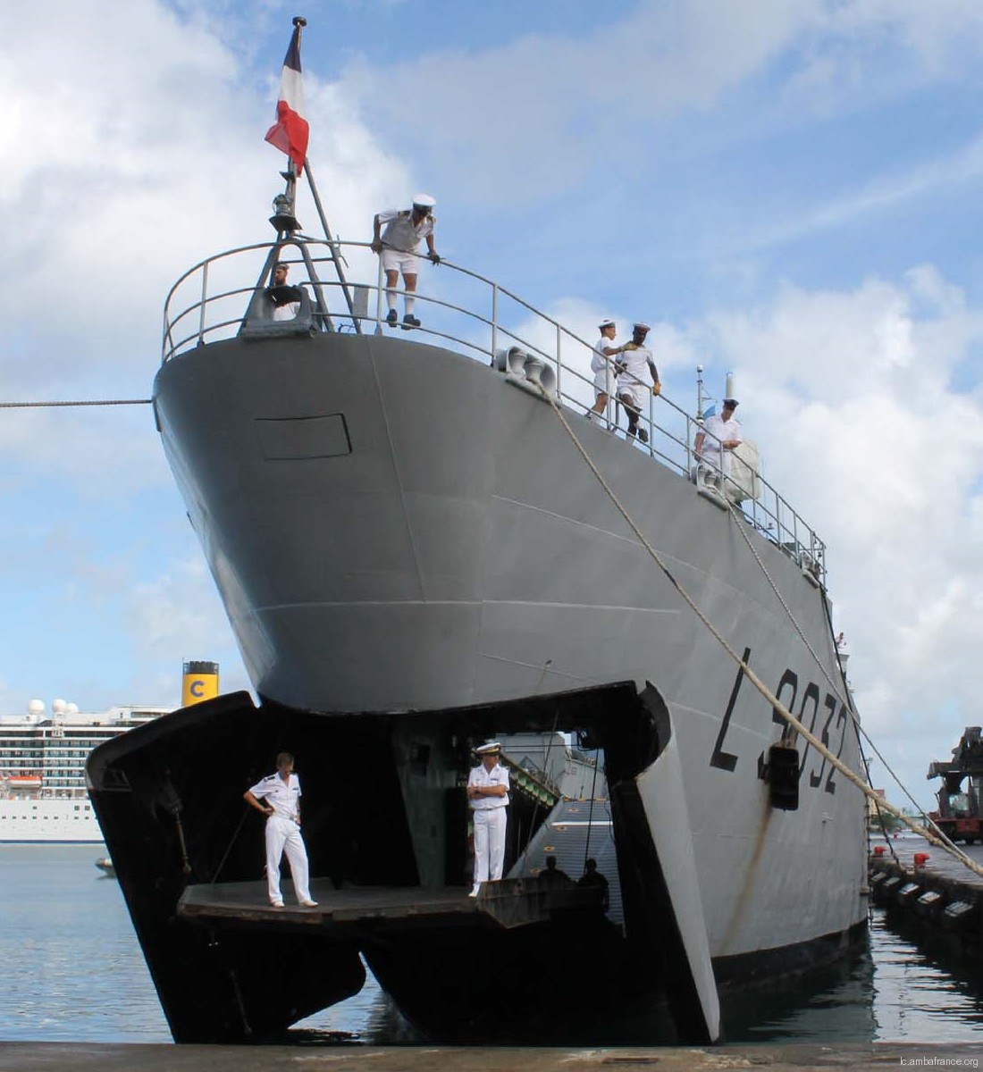 l-9032 dumont d'urville champlain batral class amphibious landing ship tank french navy marine nationale 06