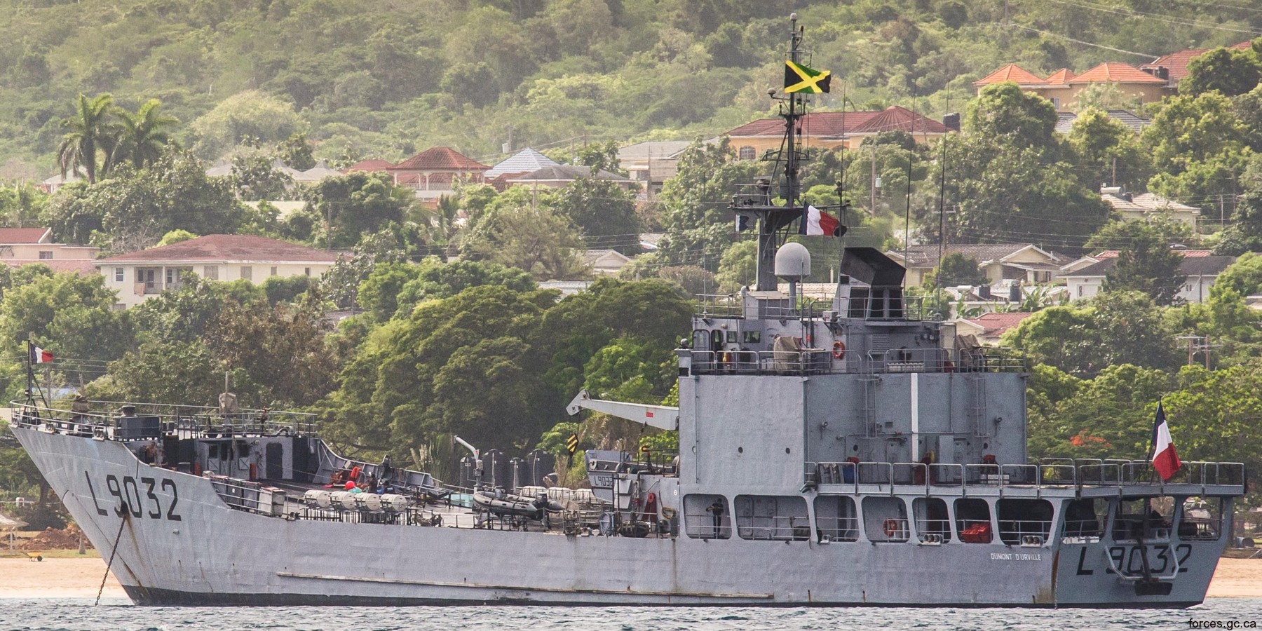 l-9032 dumont d'urville champlain batral class amphibious landing ship tank french navy marine nationale 12