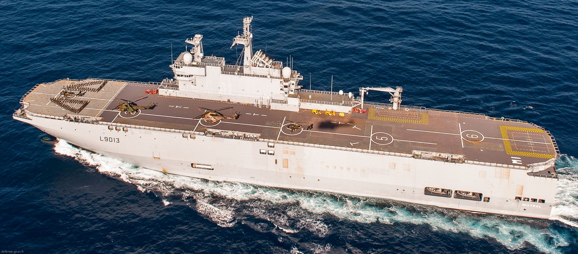 l-9013 fs mistral amphibious assault command ship french navy marine nationale 02