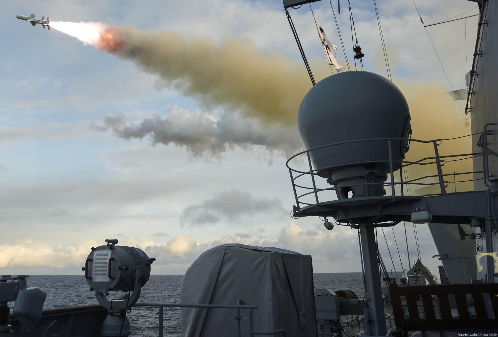 f-220 fgs hamburg sachsen class type 124 guided missile frigate german navy deutsche marine rgm-84 harpoon ssm 61