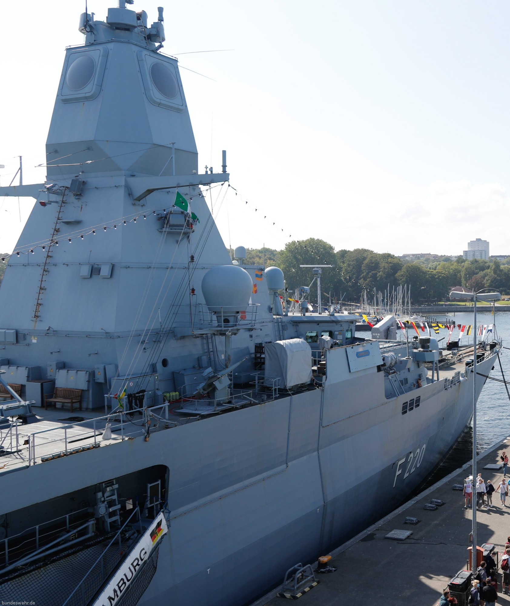 f-220 fgs hamburg sachsen class type 124 guided missile frigate german navy deutsche marine fregatte 62