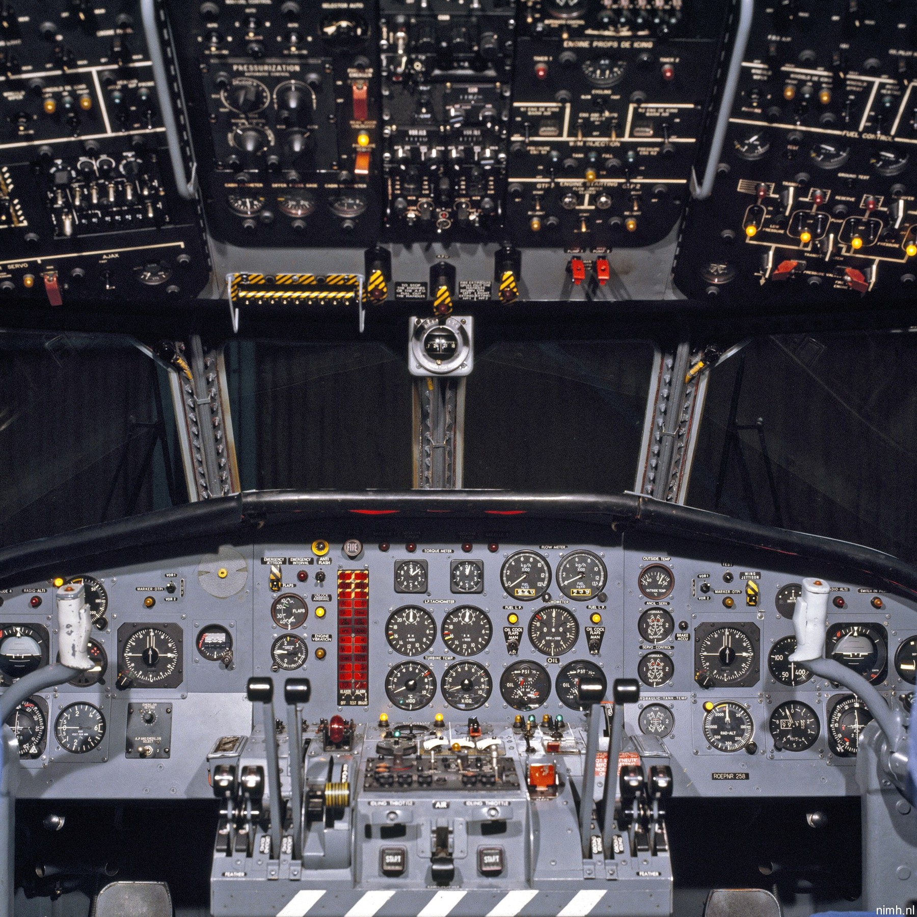 sp-13a atlantic breguet br-1150 patrol aircraft royal netherlands navy koninklijke marine cockpit 04