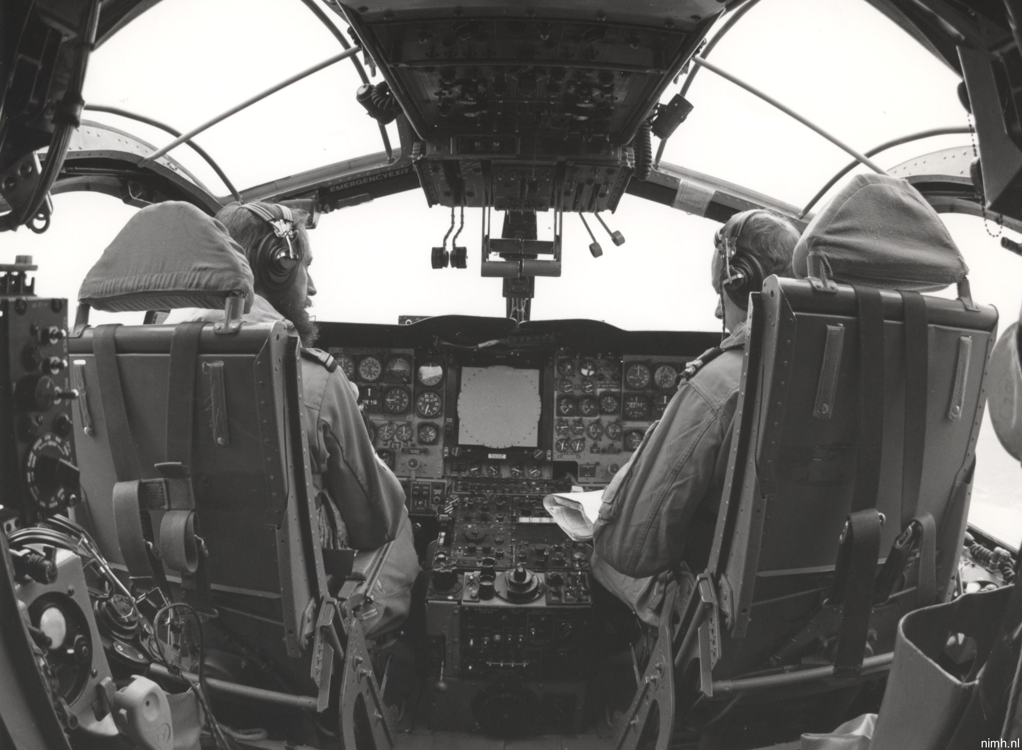 sp-2h p2v-5 neptune lockheed maritime patrol aircraft royal netherlands navy koninklijke marine cockpit 02