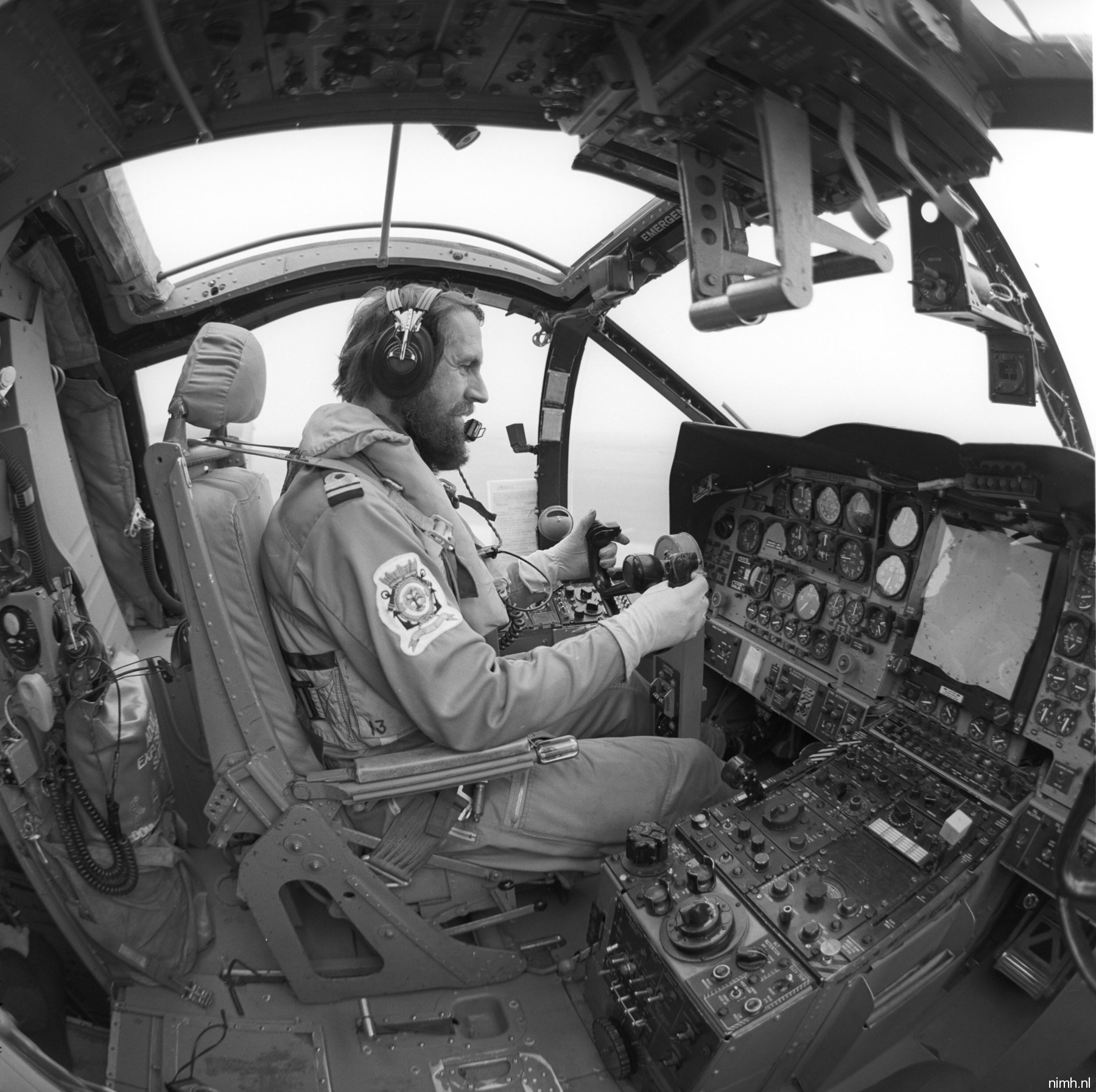 sp-2h p2v-5 neptune lockheed maritime patrol aircraft royal netherlands navy koninklijke marine cockpit view 03