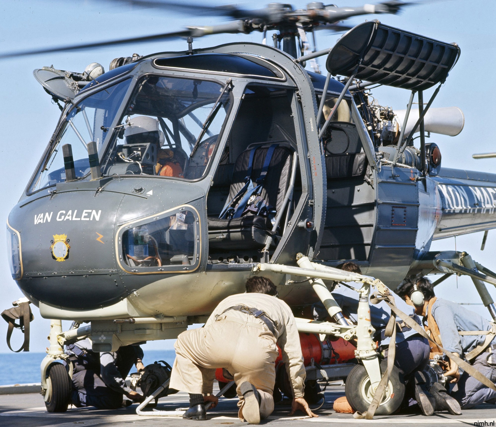 ah-12a westland wasp helicopter royal netherlands navy koninklijke marine torpedo loading 08