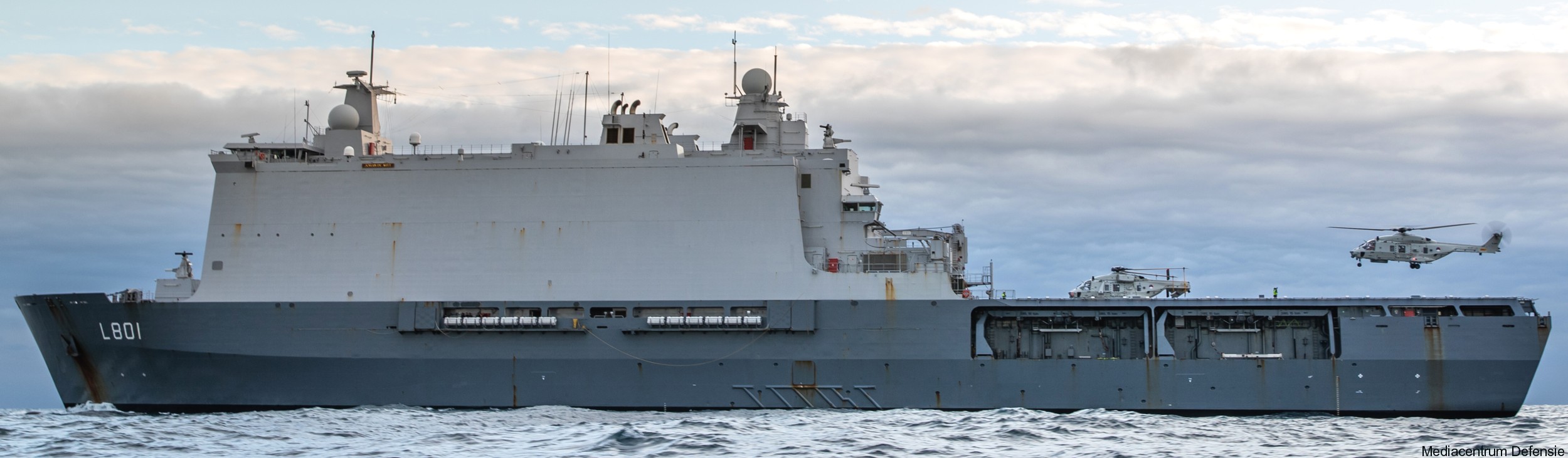 l-801 hnlms johan de witt amphibious ship landing platform dock lpd royal netherlands navy 62