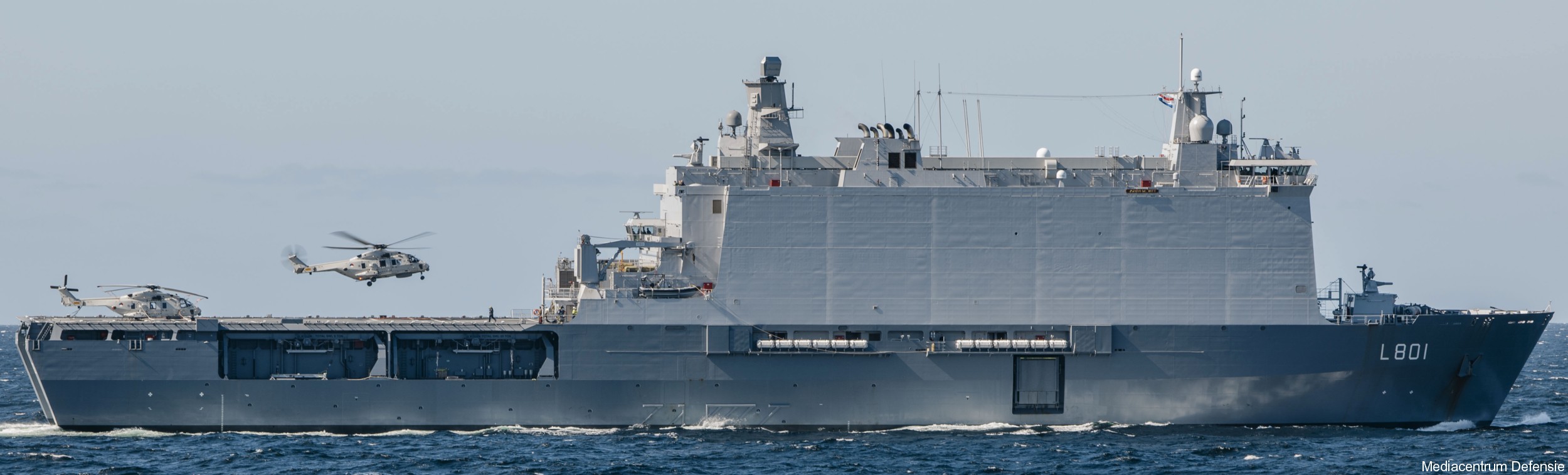 l-801 hnlms johan de witt amphibious ship landing platform dock lpd royal netherlands navy 66