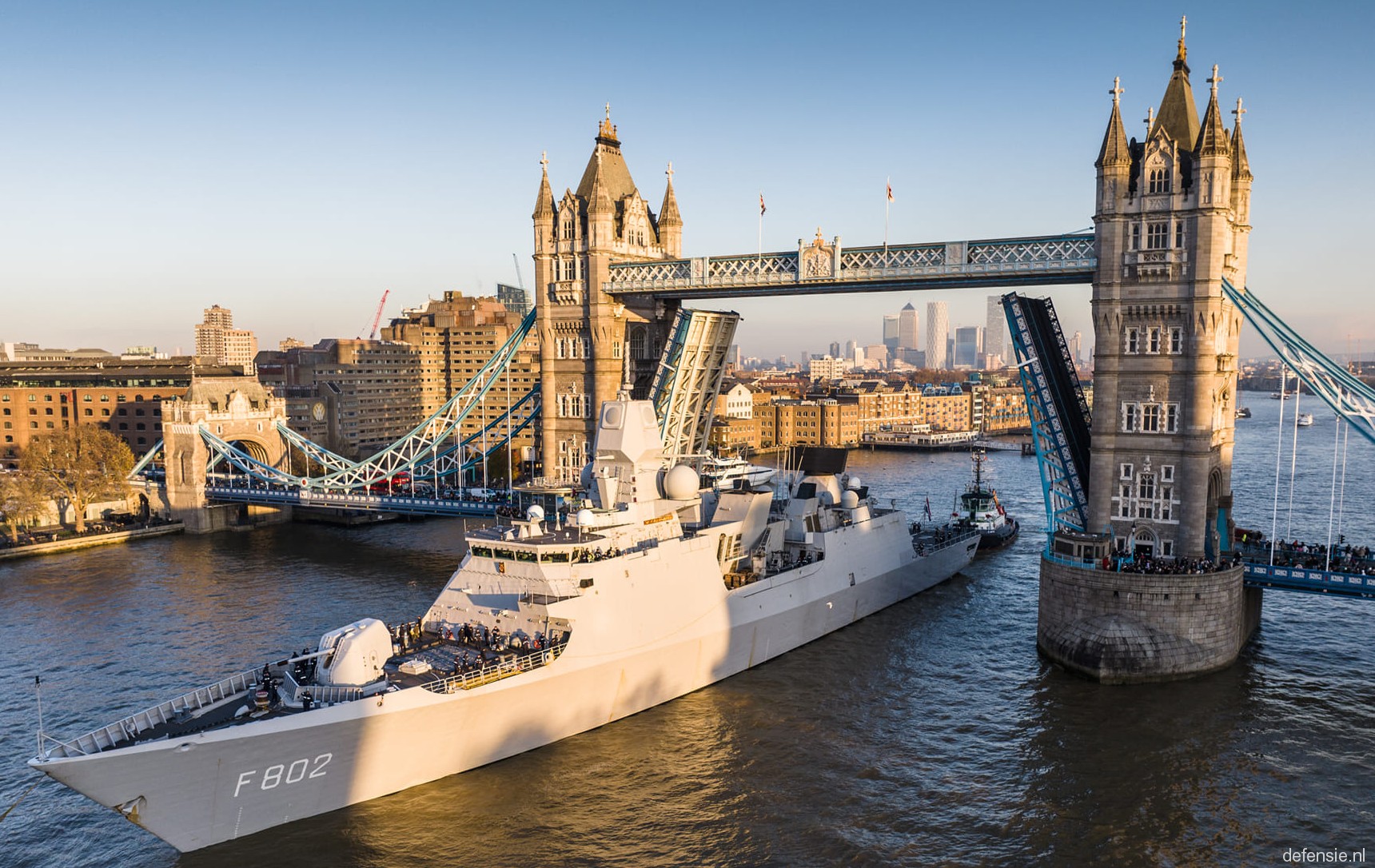 f802 hnlms de zeven provincien guided missile frigate ffg royal netherlands navy tower bridge london 26