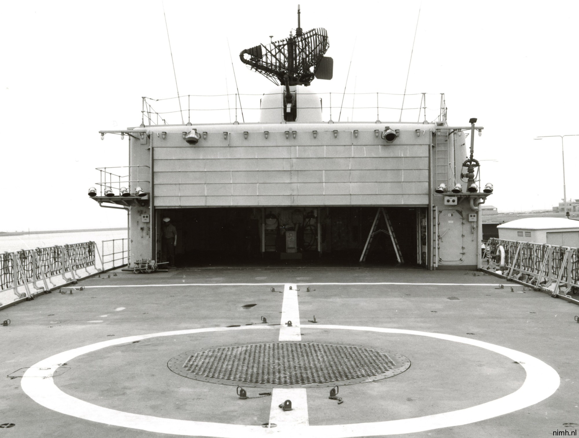 kortenaer standard class frigate s-fregat royal netherlands navy koninklijke marine flight deck hangar 09