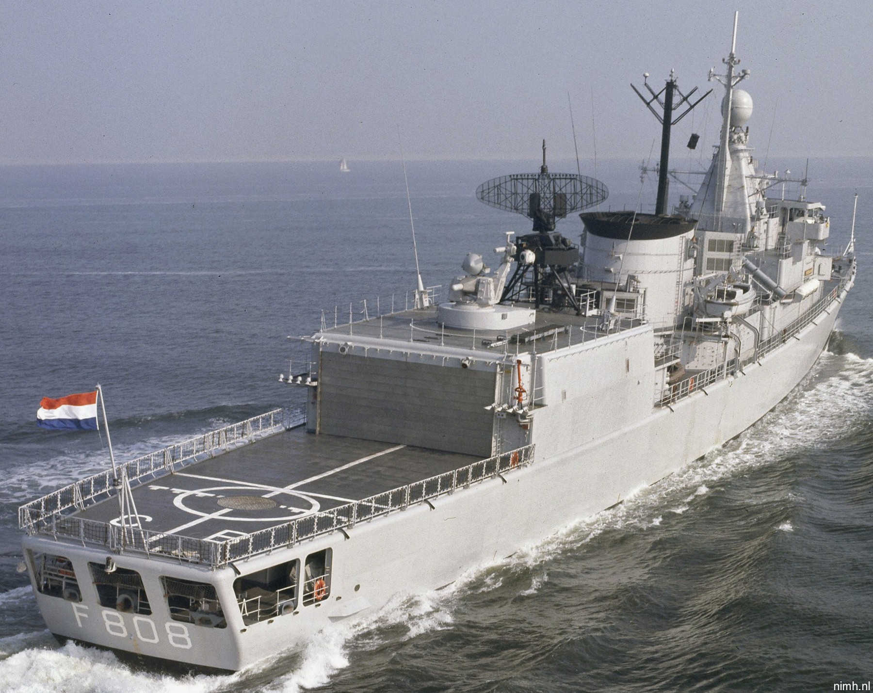 hnlms callenburgh f-808 kortenaer standard class frigate s-fregat royal netherlands navy koninklijke marine 12 flight deck hangar