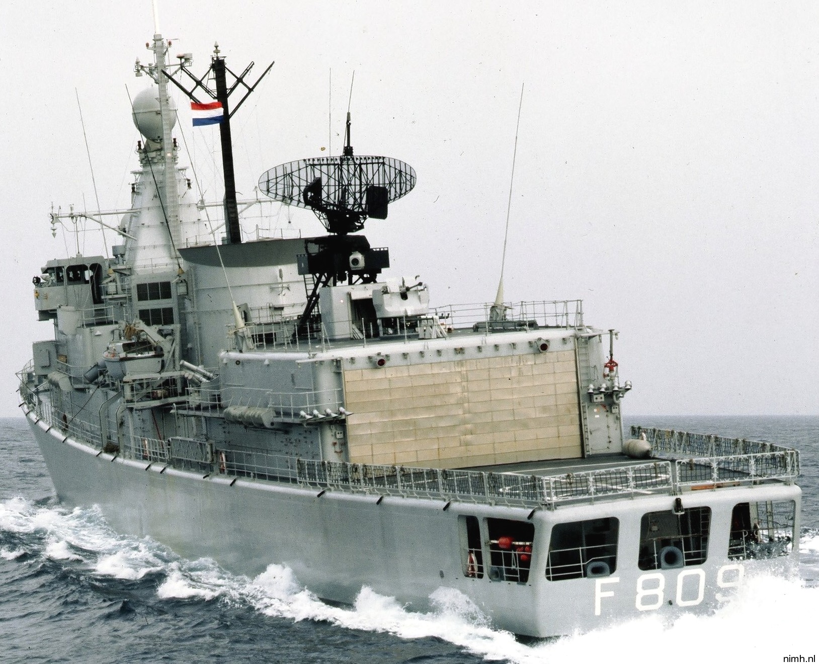 hnlms van kinsbergen f-809 kortenaer standard class frigate s-fregat royal netherlands navy koninklijke marine hangar flight deck 18