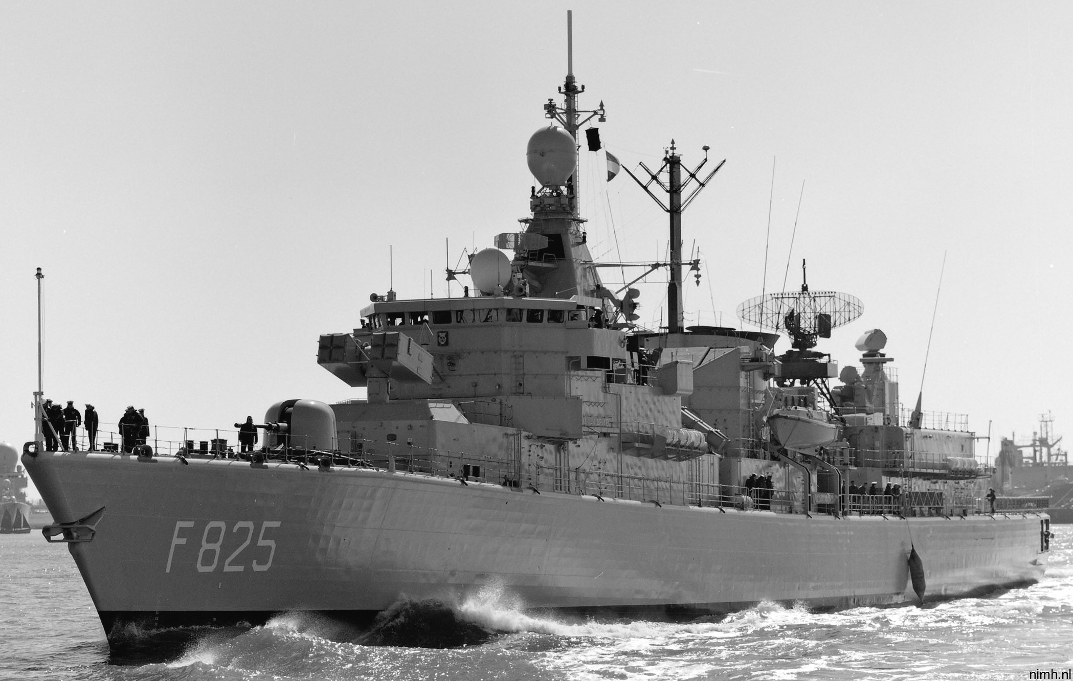 hnlms jan van brakel f-825 kortenaer standard class frigate s-fregat royal netherlands navy koninklijke marine 14