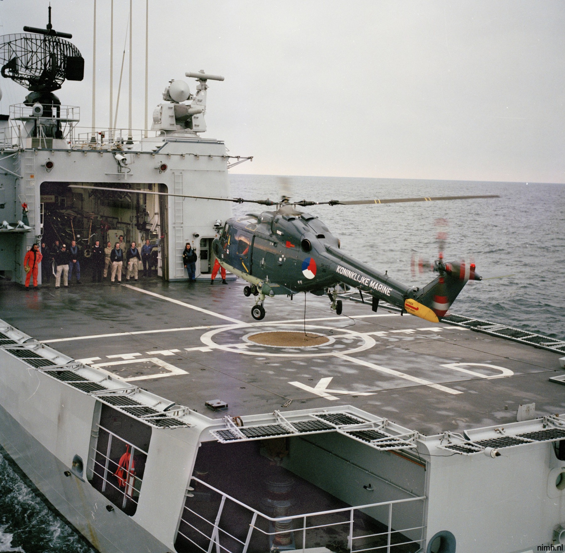 hnlms karel doorman f-827 multipurpose frigate m-fregat royal netherlands navy koninklijke marine lynx helicopter 19