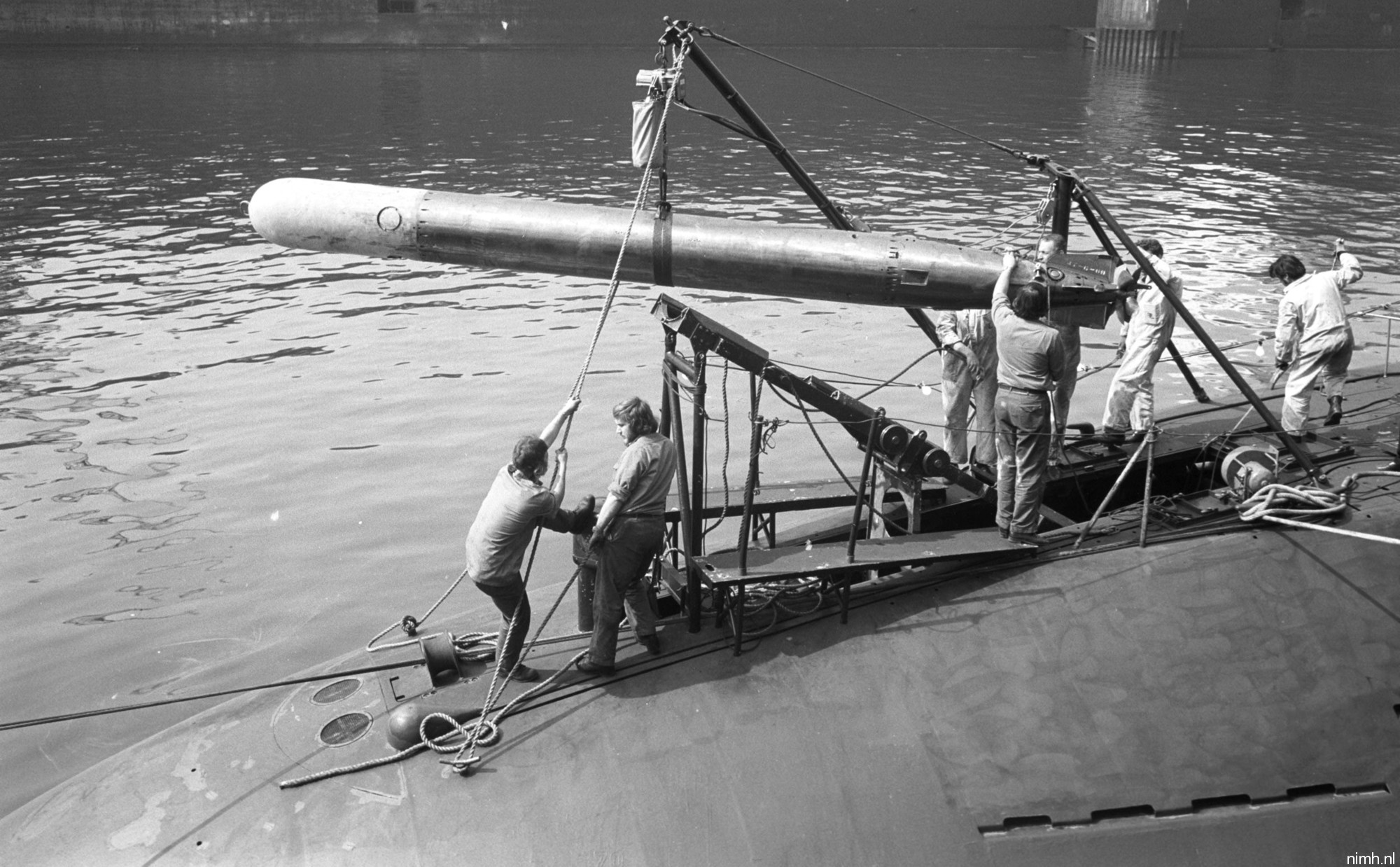s-807 hnlms tijgerhaai attack submarine ssk royal netherlands navy koninklijke marine torpedo onload 02