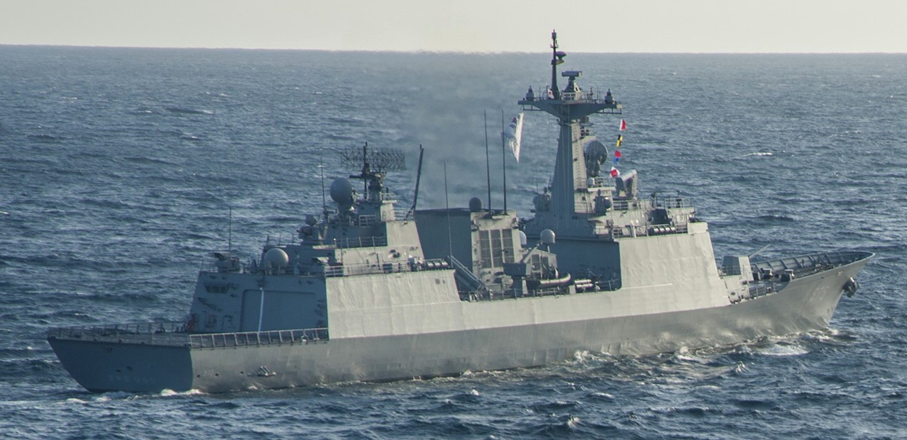 ddh-975 roks chungmugong yi sun-sin helicopter destroyer ddh kdx-ii korean navy rokn rim-66 standard sm-2mr sam harpoon ssm 06