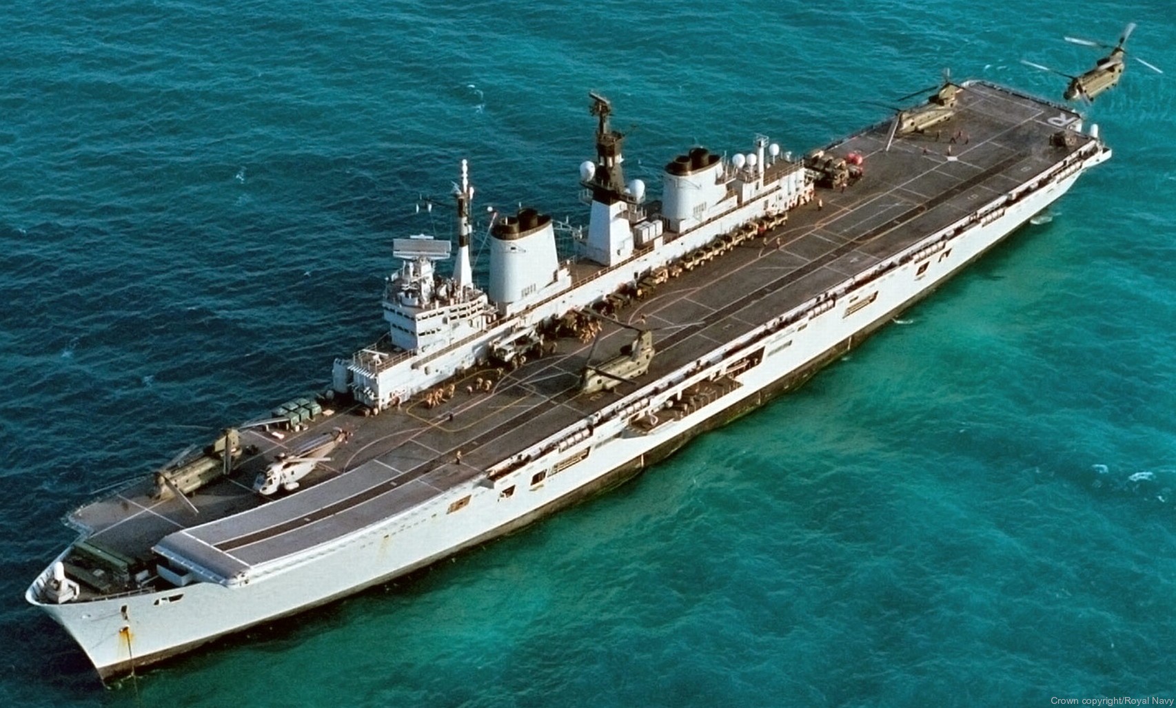 https://www.seaforces.org/marint/Royal-Navy/Aircraft-Carrier/R07-HMS-Ark-Royal_DAT/R07-HMS-Ark-Royal-042.jpg