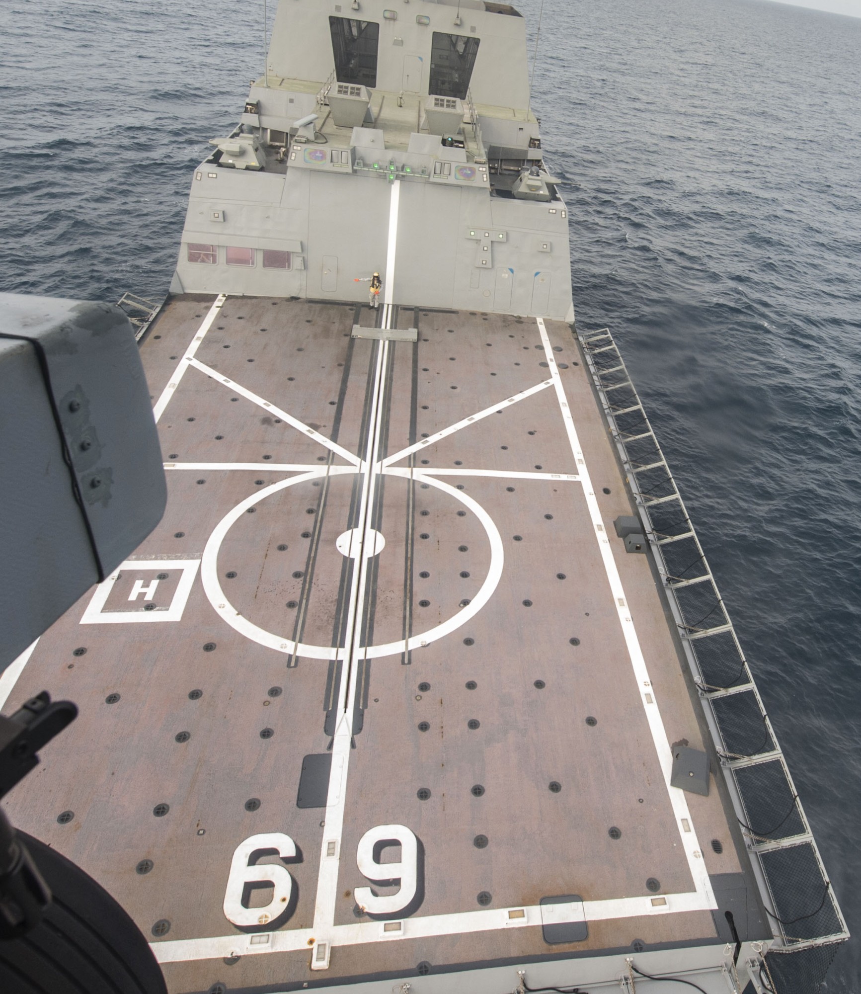 69 rss intrepid formidable class multi-mission missile frigate ffg republic singapore navy helicopter flight deck 13
