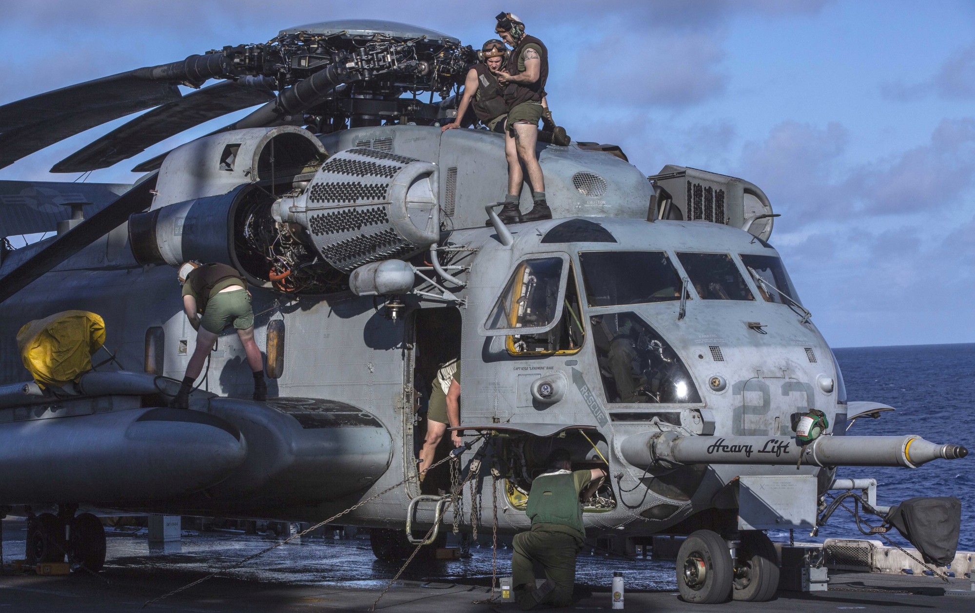 hmh-361 flying tigers marine heavy helicopter squadron sikorsky ch-53e super stallion usmc lhd-2 uss essex 107