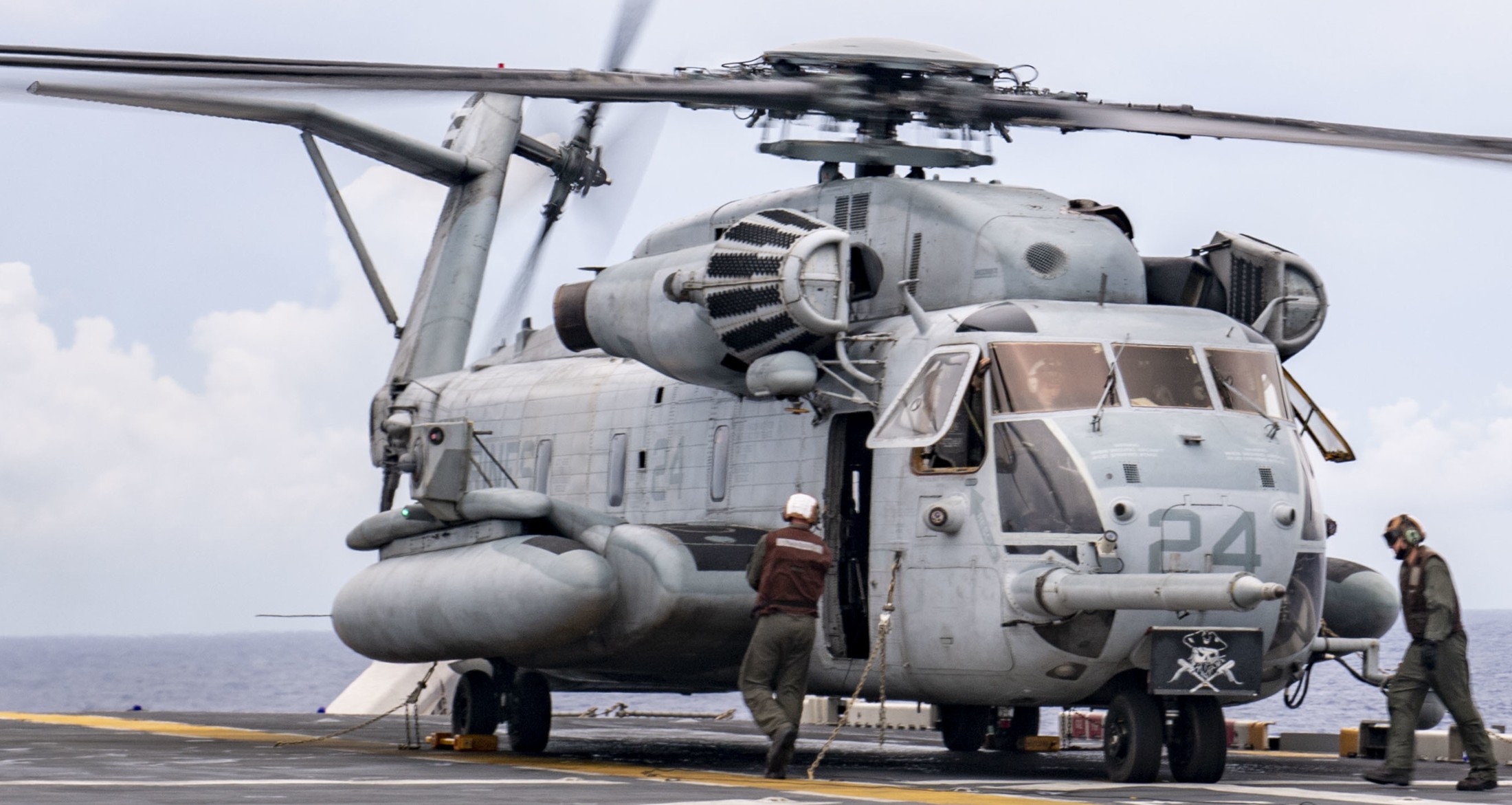 hmh-361 flying tigers marine heavy helicopter squadron sikorsky ch-53e super stallion usmc lha-6 uss america 110