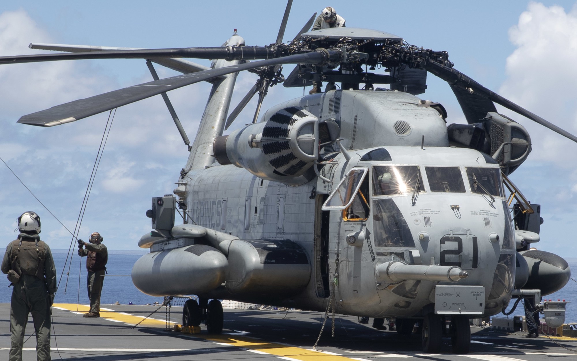 hmh-361 flying tigers ch-53e super stallion marine heavy helicopter squadron usmc lha-7 uss tripoli 138