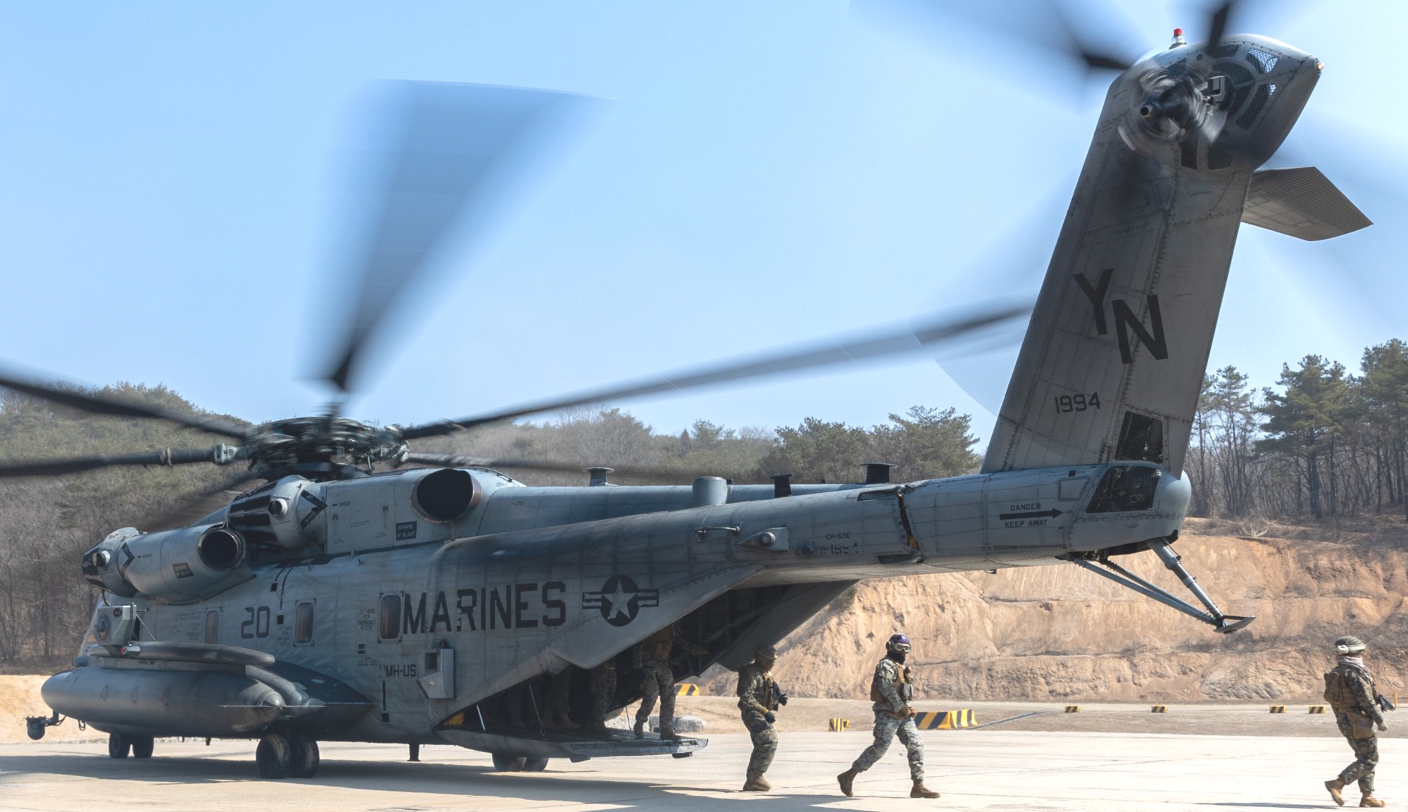 hmh-361 flying tigers marine heavy helicopter squadron usmc sikorsky ch-53e super stallion warrior shield korea 186