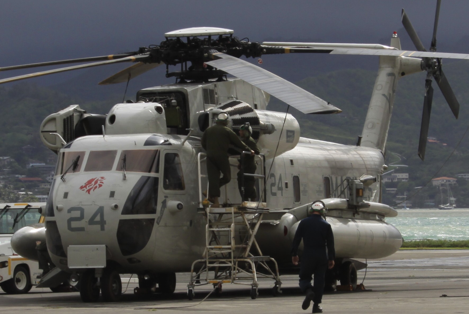 hmh-363 red lions marine heavy helicopter squadron usmc sikorsky ch-53d sea stallion mcb hawaii kaneohe bay 48