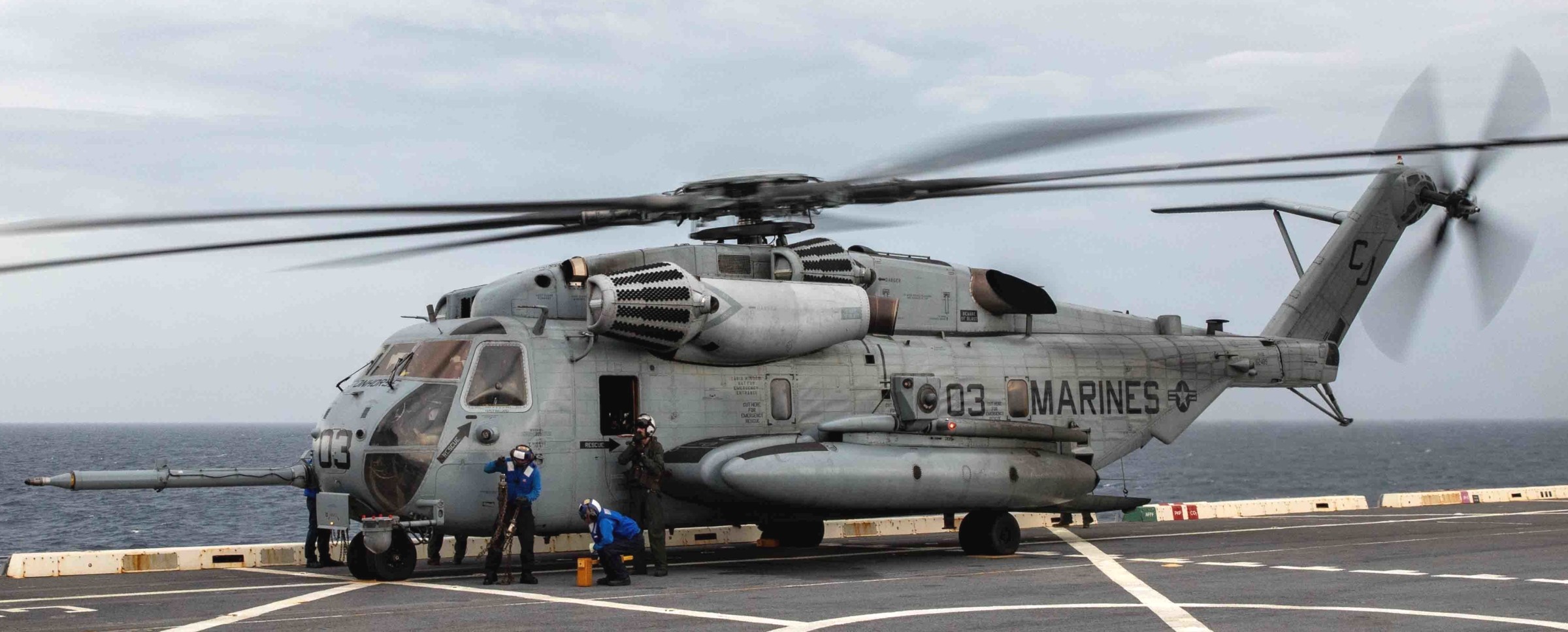 hmh-461 ironhorse ch-53e super stallion marine heavy helicopter squadron lpd-24 uss arlington 02