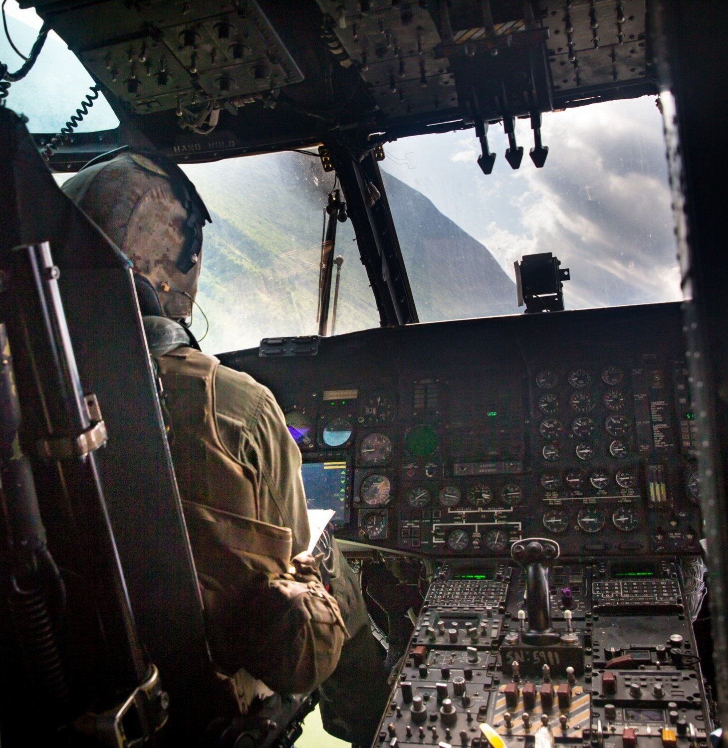 hmh-461 ironhorse ch-53e super stallion marine heavy helicopter squadron cockpit 21