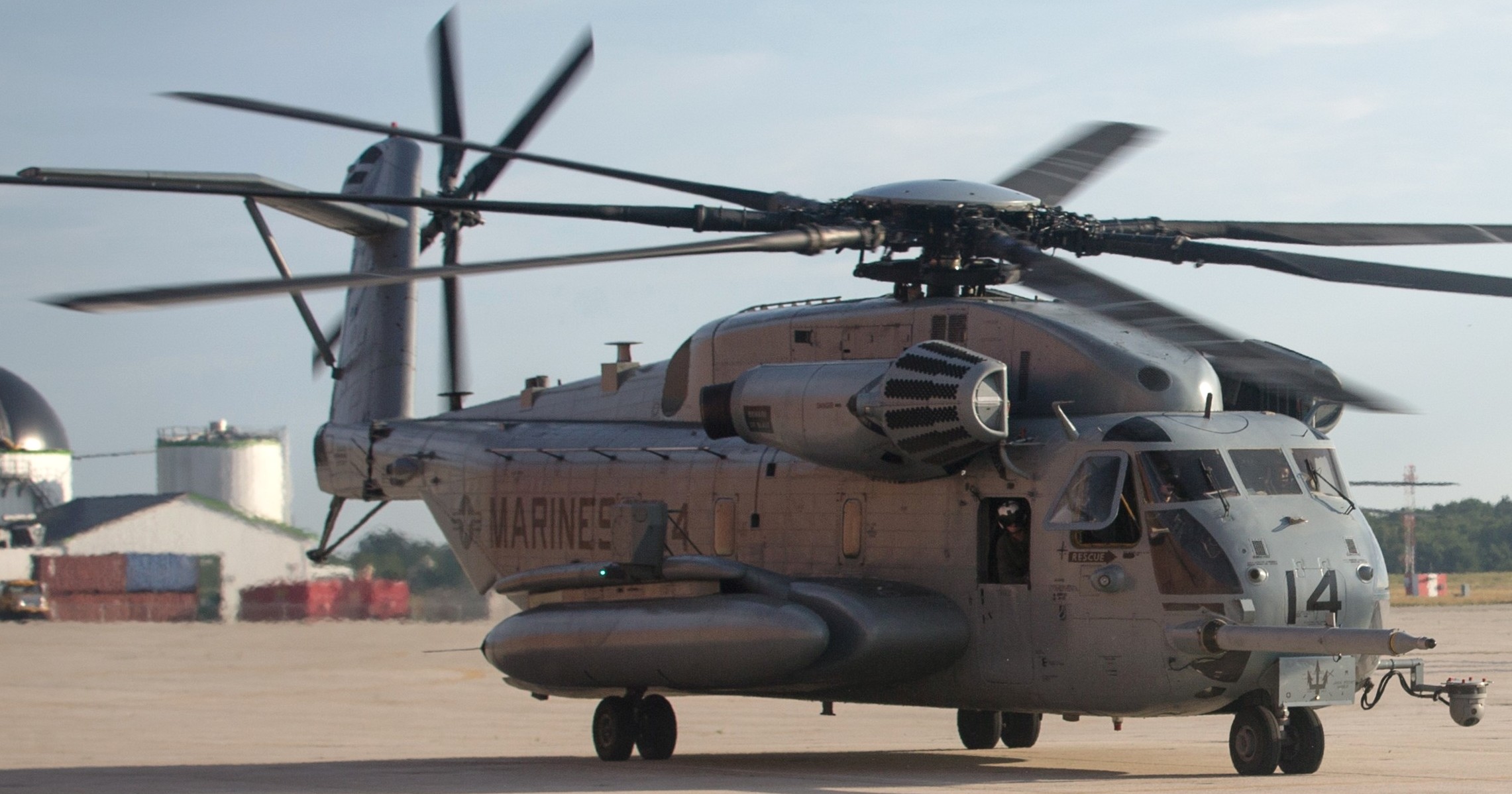 hmh-461 ironhorse ch-53e super stallion marine heavy helicopter squadron usmc brunswick maine 26