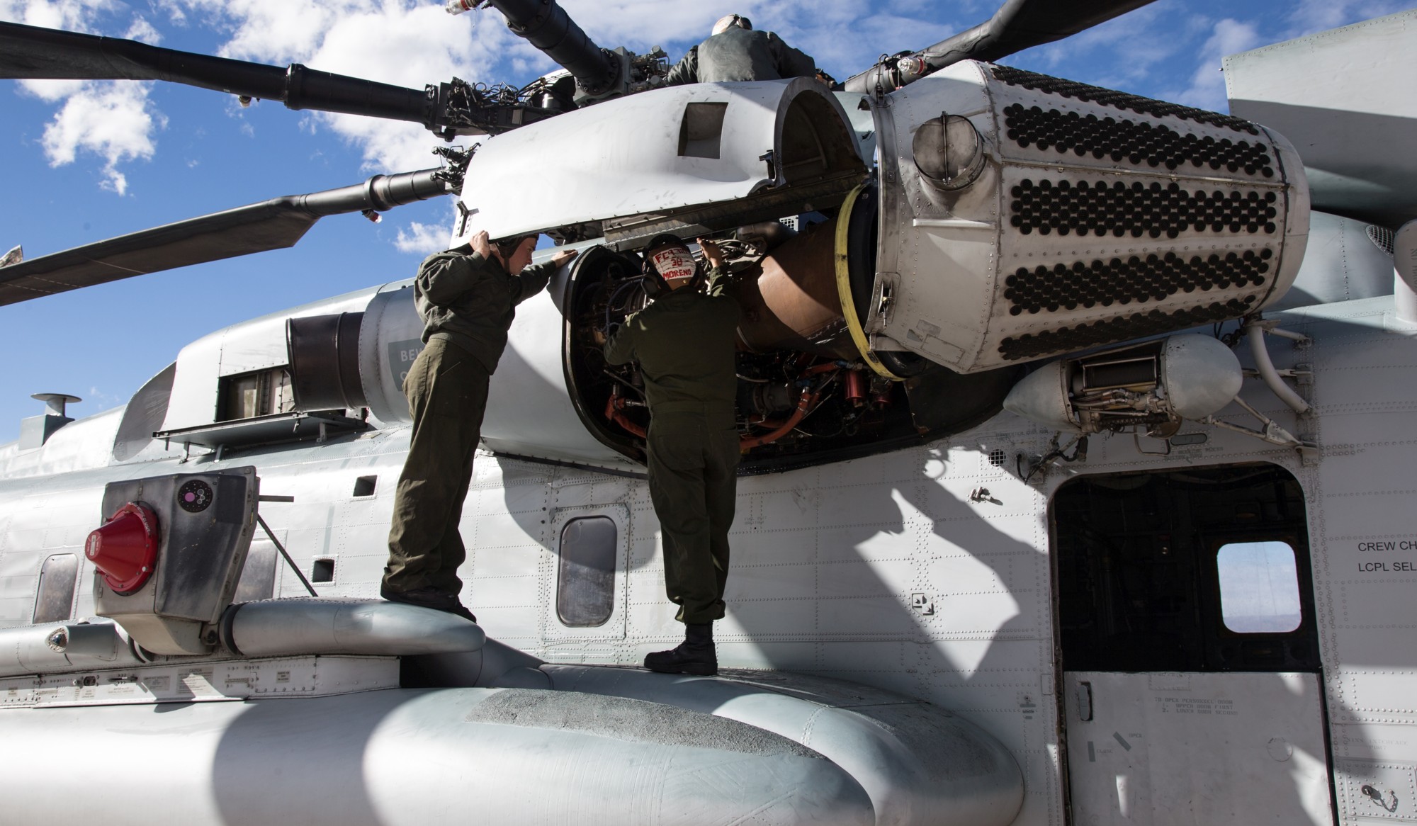 hmh-461 ironhorse ch-53e super stallion marine heavy helicopter squadron engine maintenance 32