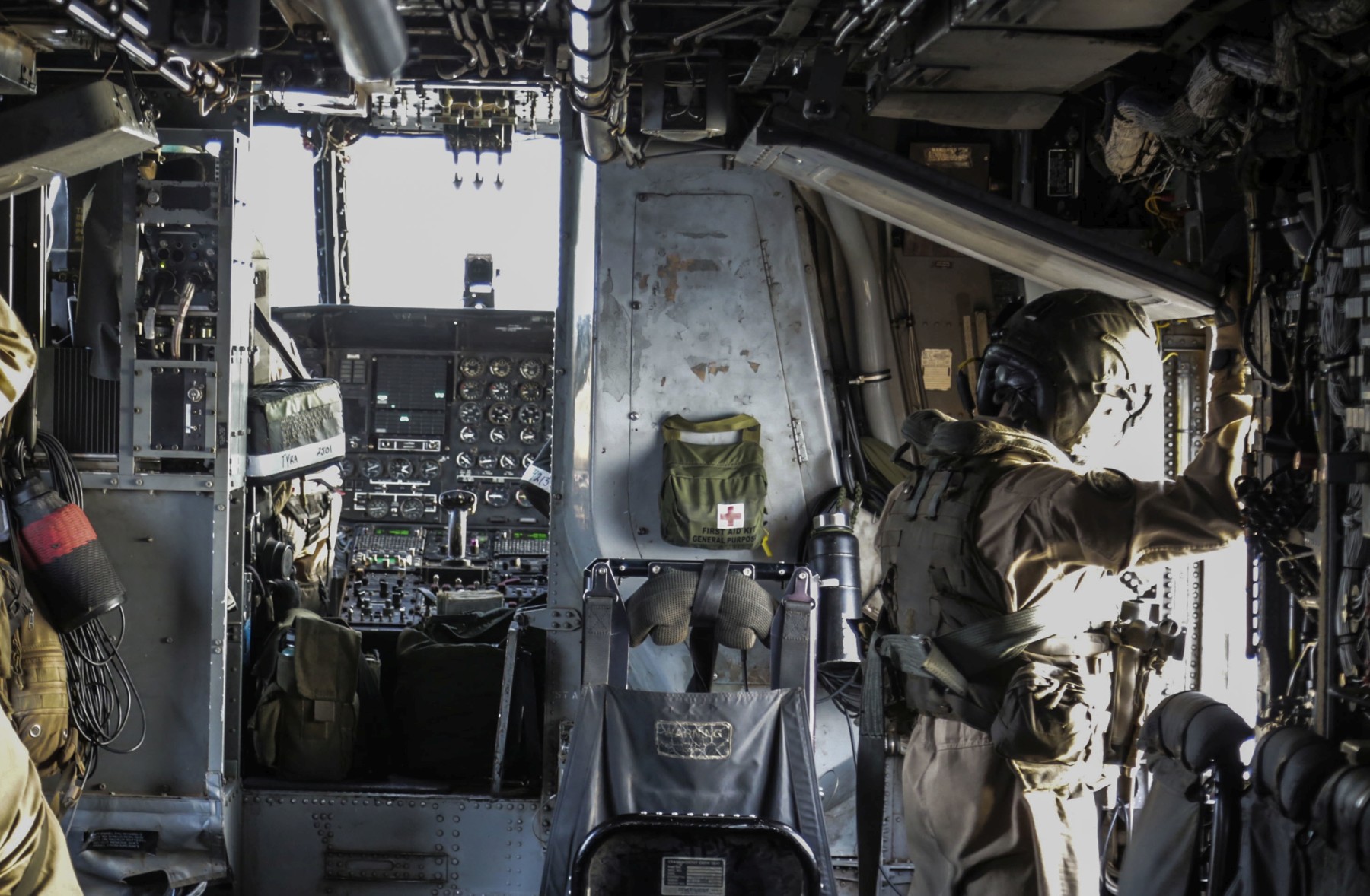 hmh-461 ironhorse ch-53e super stallion marine heavy helicopter squadron inside view 42