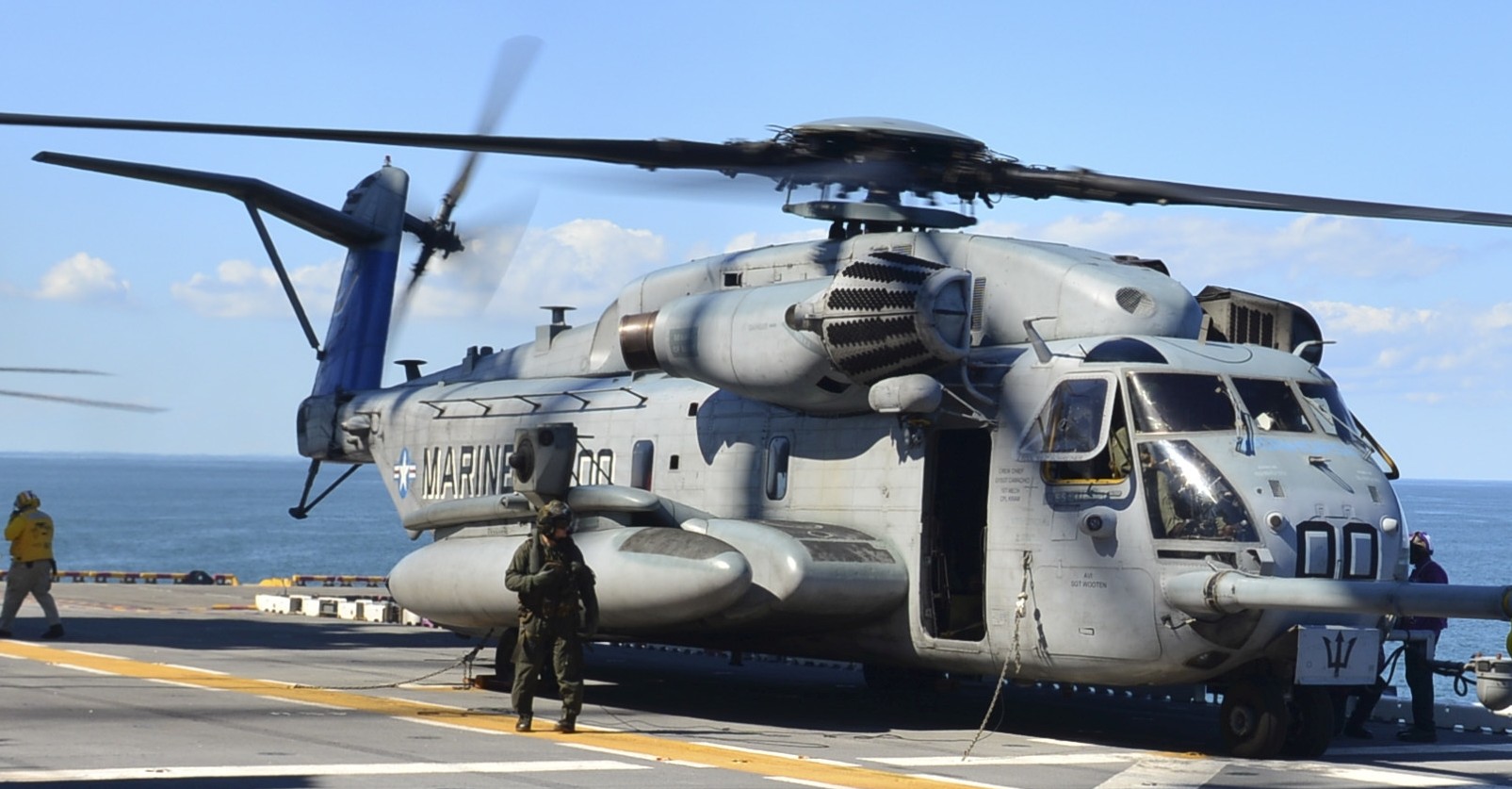 hmh-461 ironhorse ch-53e super stallion marine heavy helicopter squadron lhd-7 uss iwo jima 58