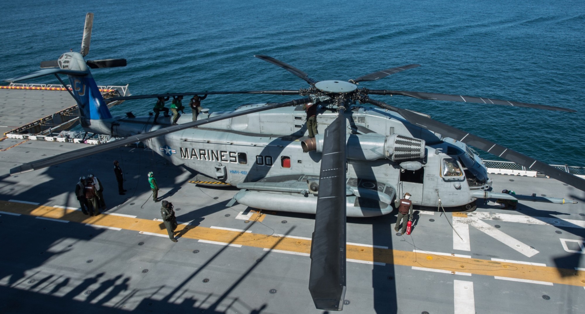 hmh-461 ironhorse ch-53e super stallion marine heavy helicopter squadron lhd-7 uss iwo jima hurricane irma 61