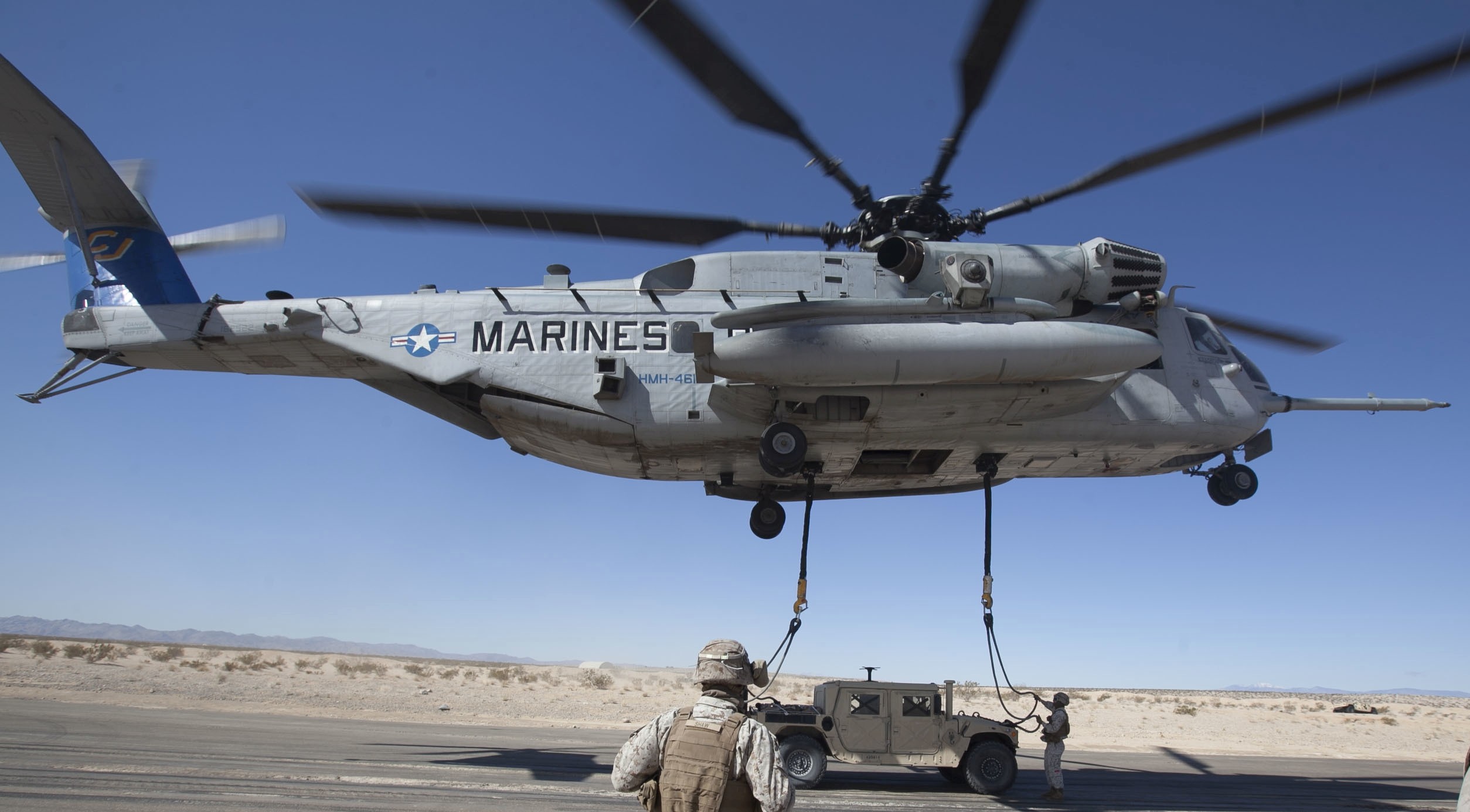 hmh-461 ironhorse ch-53e super stallion marine heavy helicopter squadron mcagcc twentynine palms 77