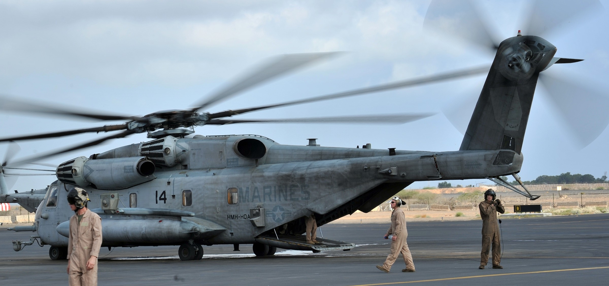 hmh-461 ironhorse ch-53e super stallion marine heavy helicopter squadron camp lemonnier djibouti 100