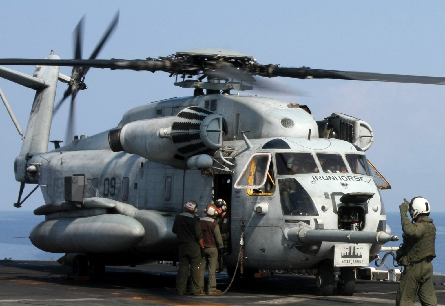 hmh-461 ironhorse ch-53e super stallion marine heavy helicopter squadron lhd-5 uss bataan 103