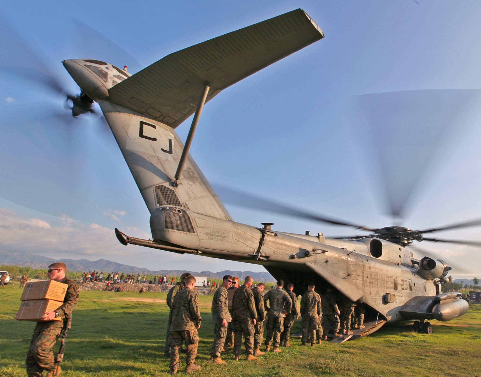 hmh-461 ironhorse ch-53e super stallion marine heavy helicopter squadron unified response haiti earthquake 106