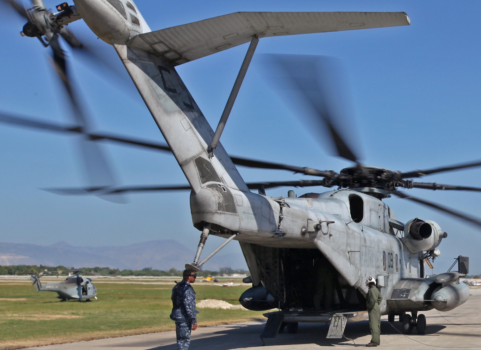 hmh-461 ironhorse ch-53e super stallion marine heavy helicopter squadron haiti earthquake 2010 111