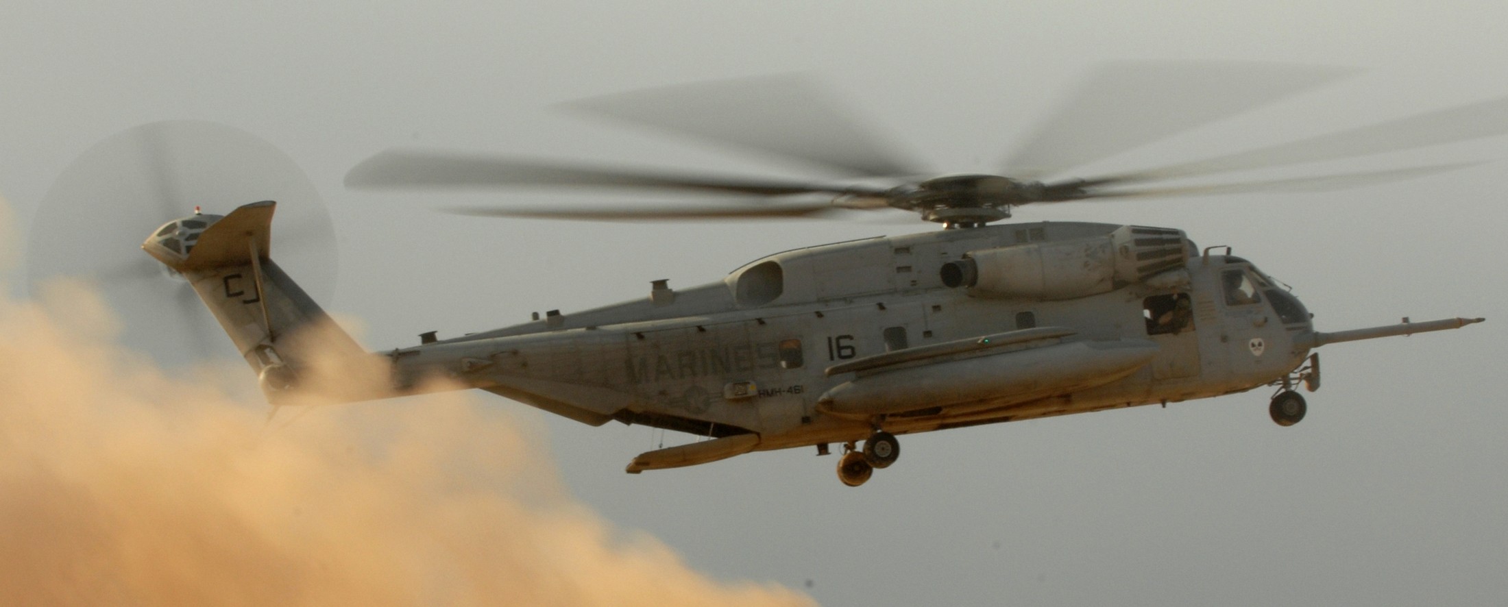 hmh-461 ironhorse ch-53e super stallion marine heavy helicopter squadron camp lemonnier djibouti 2009