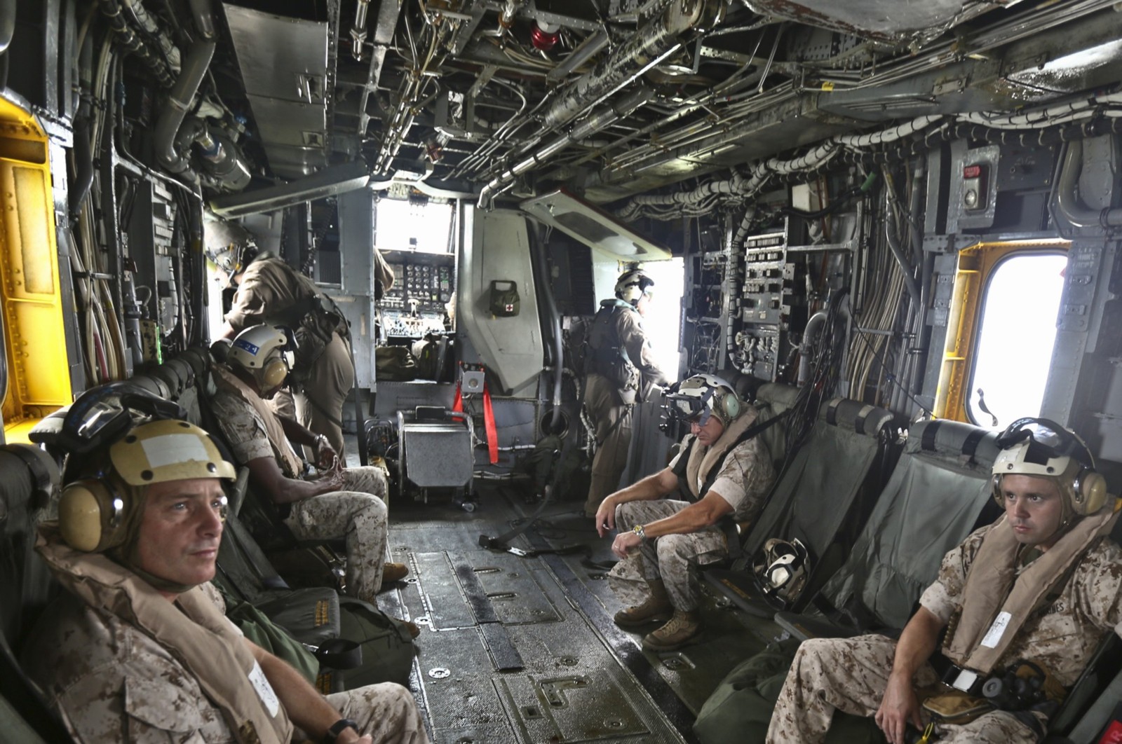 hmh-461 ironhorse ch-53e super stallion marine heavy helicopter squadron inside view 123