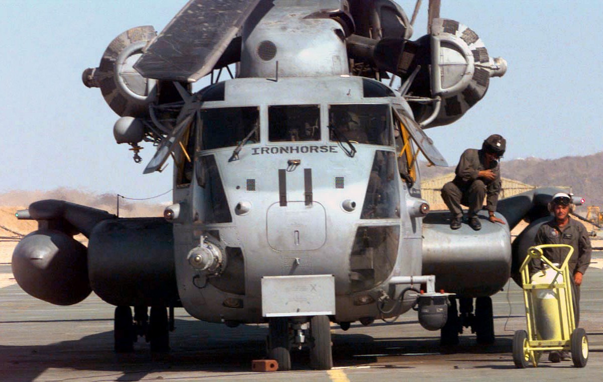 hmh-461 ironhorse ch-53e super stallion marine heavy helicopter squadron mcagcc twentynine palms 145