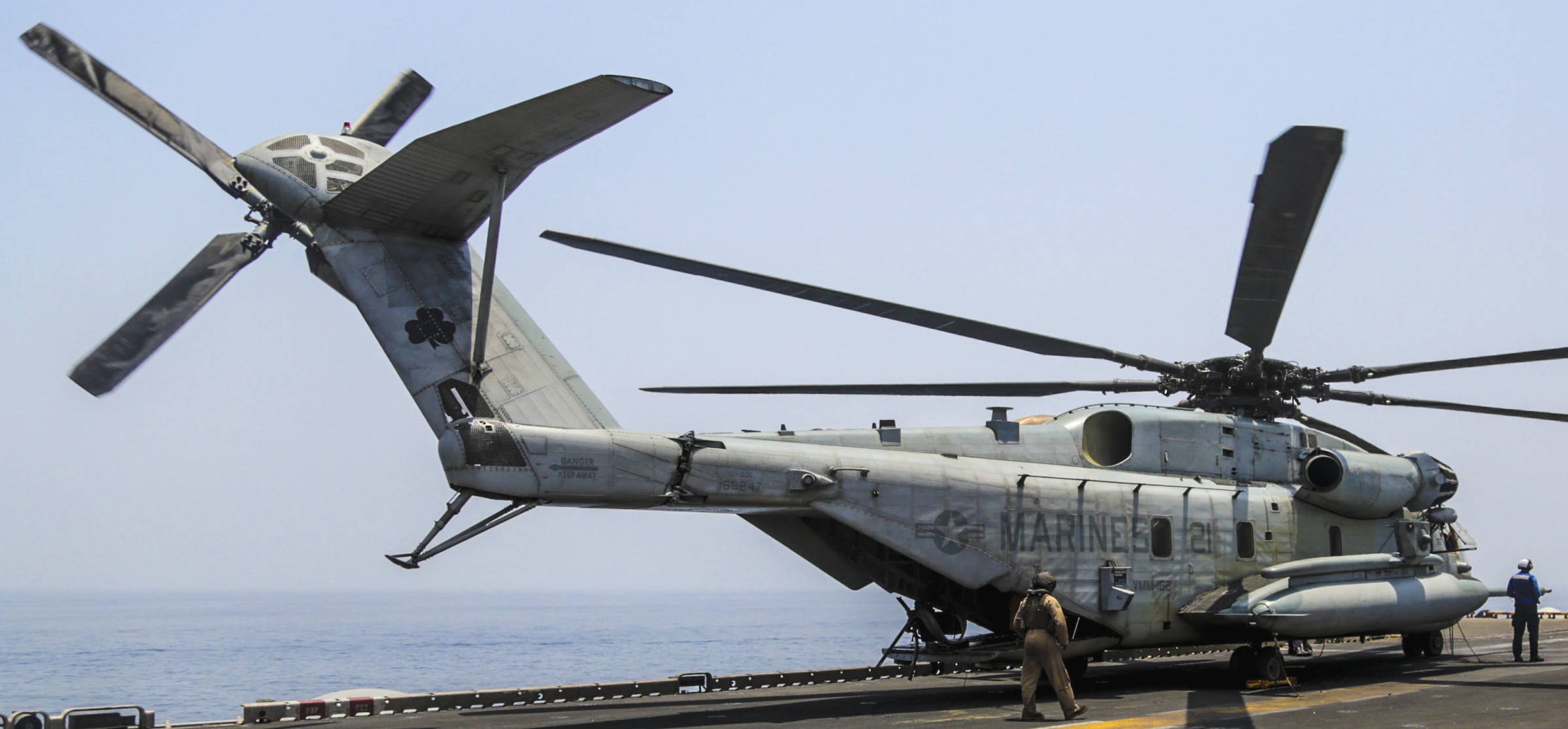 hmh-461 ironhorse ch-53e super stallion marine heavy helicopter squadron lhd-7 uss iwo jima 166