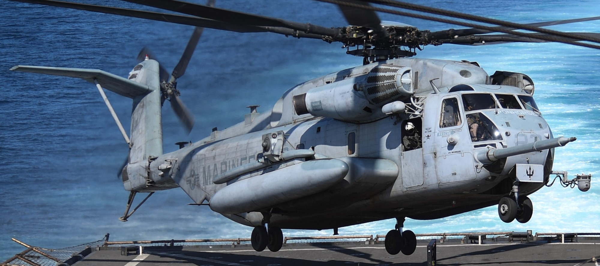 hmh-461 ironhorse ch-53e super stallion marine heavy helicopter squadron uss oak hill 172