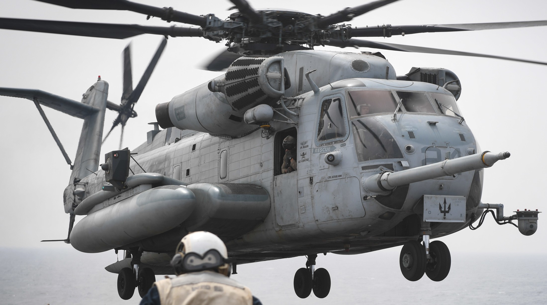 hmh-461 ironhorse ch-53e super stallion marine heavy helicopter squadron lsd-51 uss oak hill 176